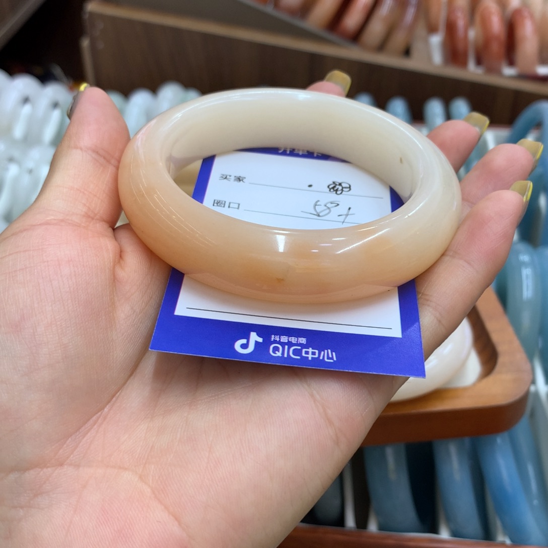 •***️石英质玉手镯未镶嵌