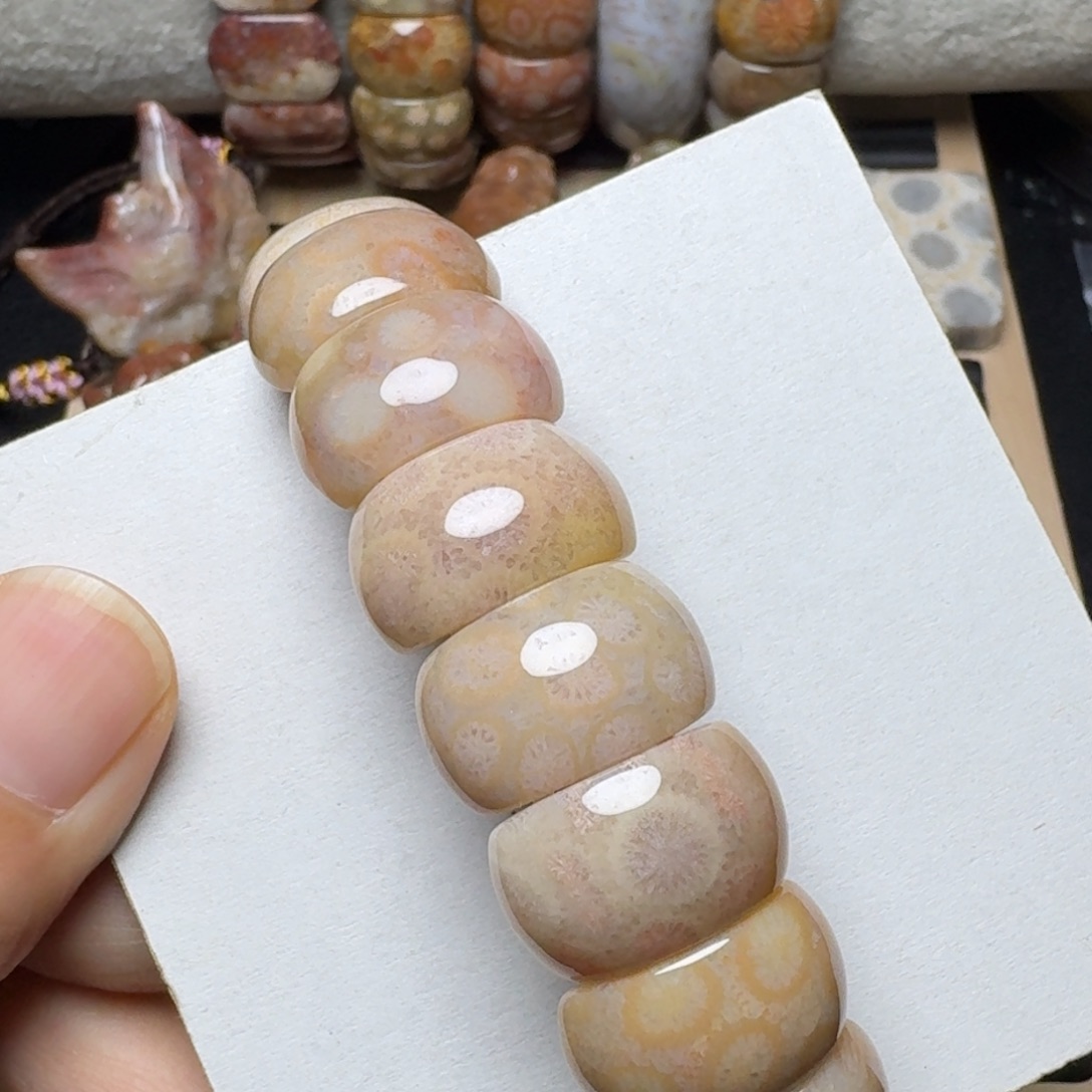 未镶嵌粉黄，慢慢盘硅化玉