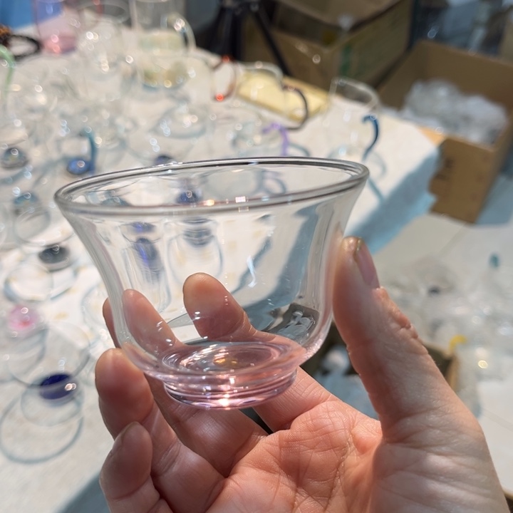 清杯浅粉两个。           