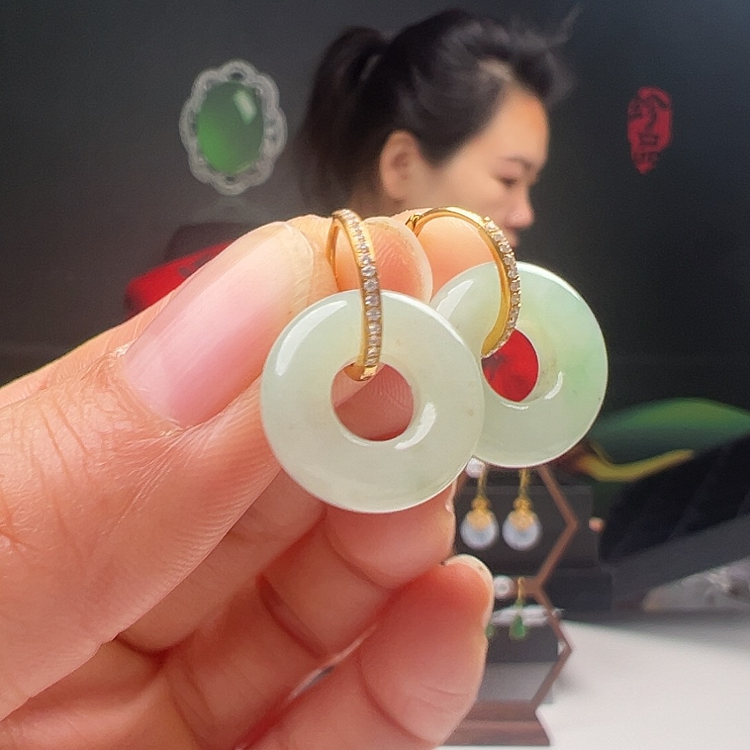 18K金镶嵌翡翠耳饰