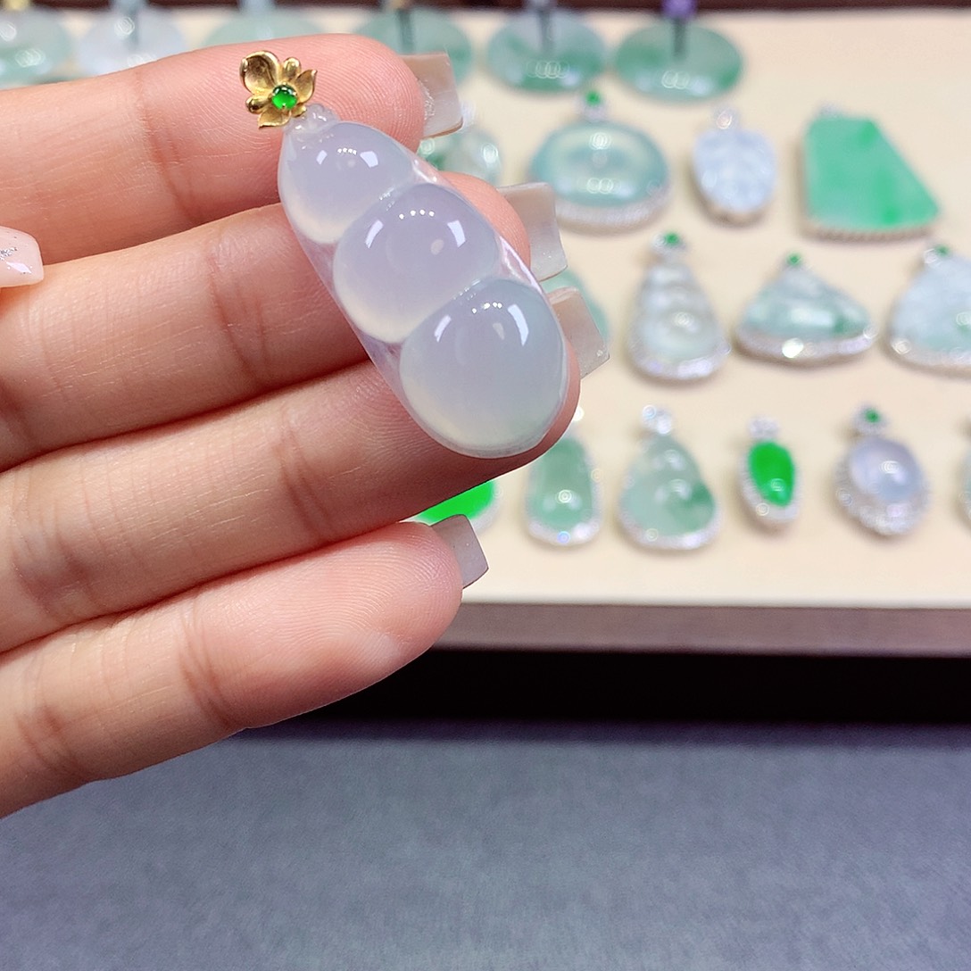 翡翠18K金镶嵌颈饰翡翠