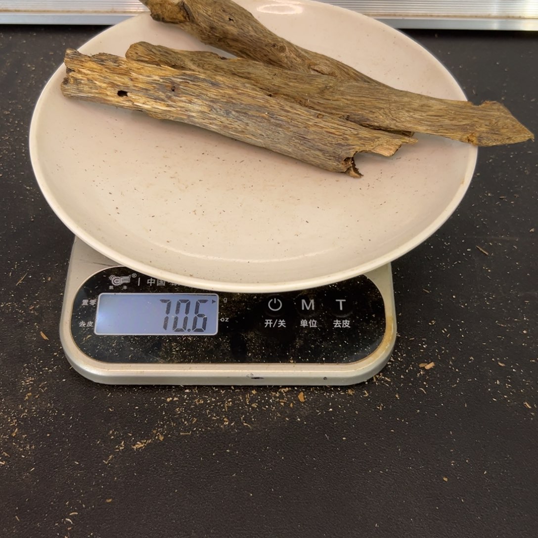 沉香碎屑沉香透顶绿虫眼