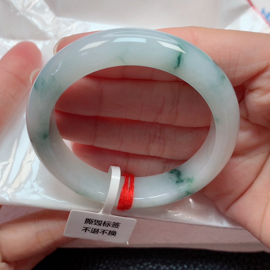 翡翠手镯未镶嵌52.7圈 白底飘绿花