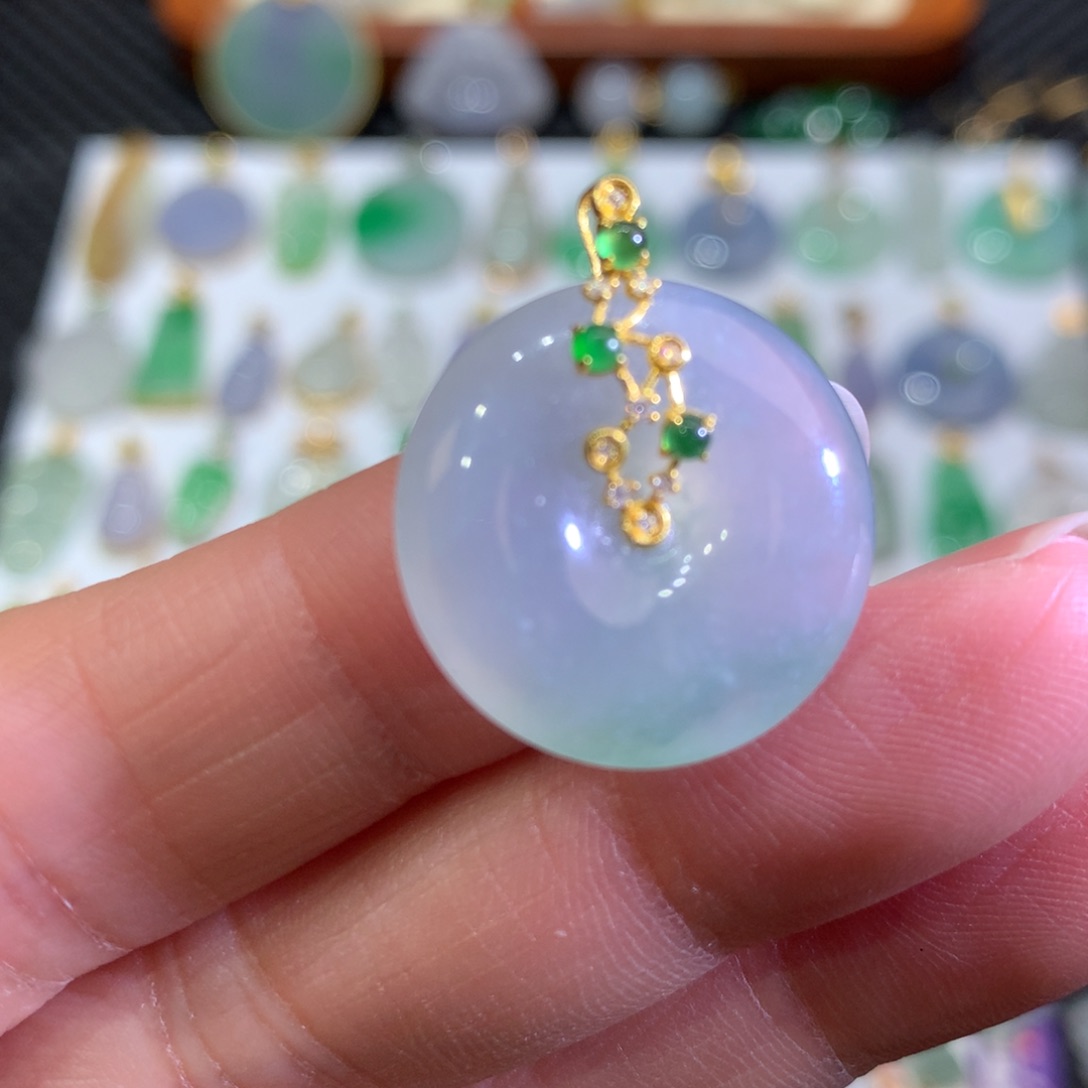 翡翠颈饰18K金镶嵌翡翠吊坠的未镶嵌