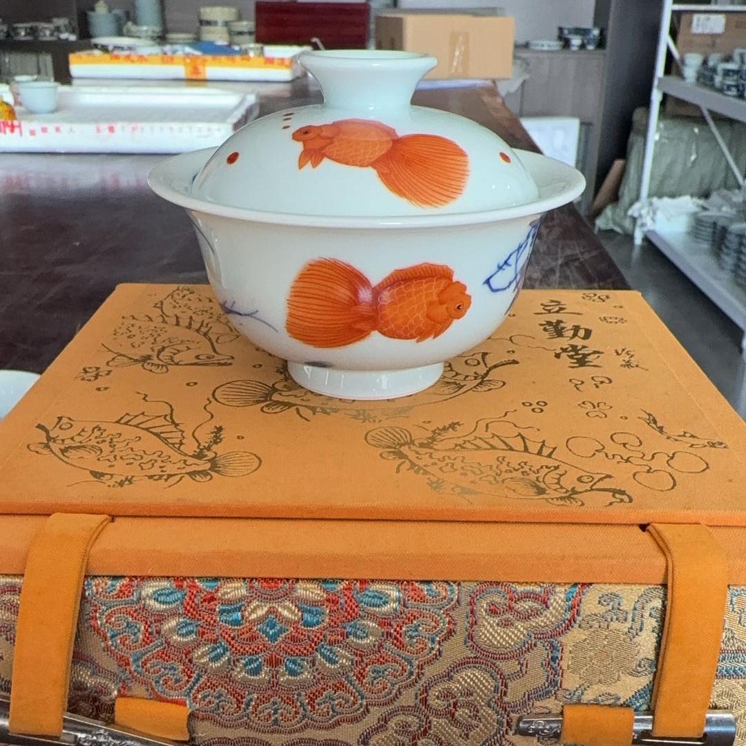 【立勤堂】矾红嘟嘟鱼盖碗 景德镇  瓷器 lqt0126