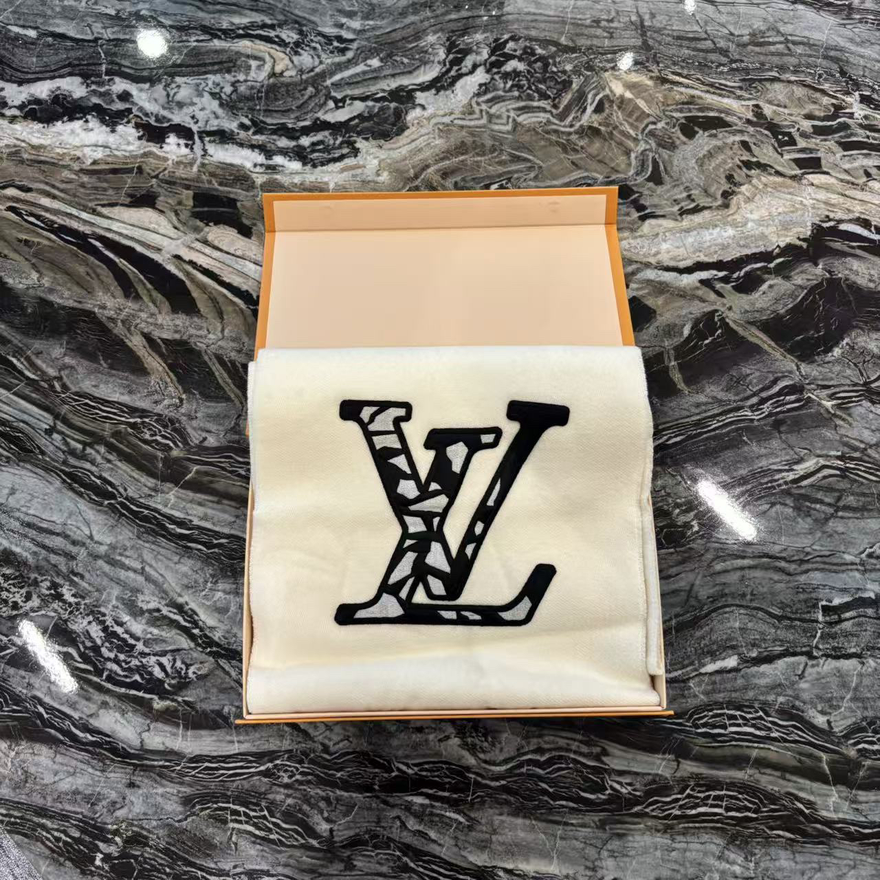 未使用 LouisVuitton/路易威登 lvlogo白色羊绒围巾/全新全套