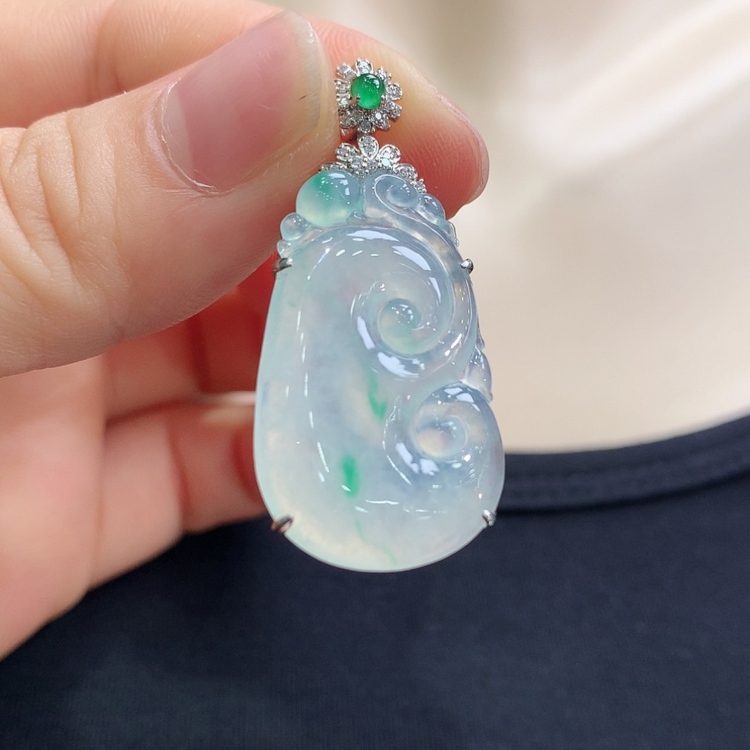 翡翠18K金镶嵌颈饰如意