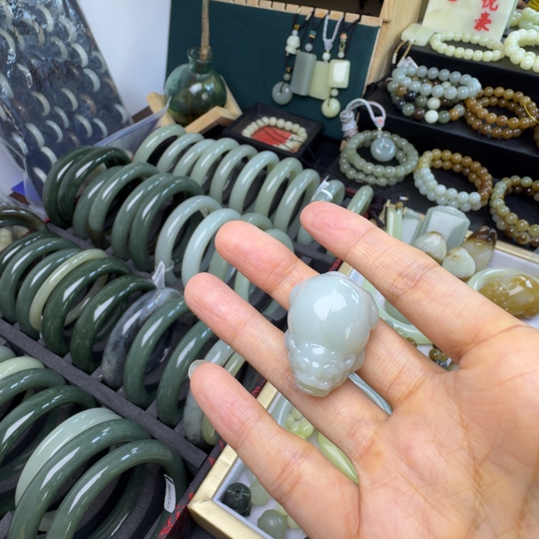 ****空和田玉未镶嵌颈饰