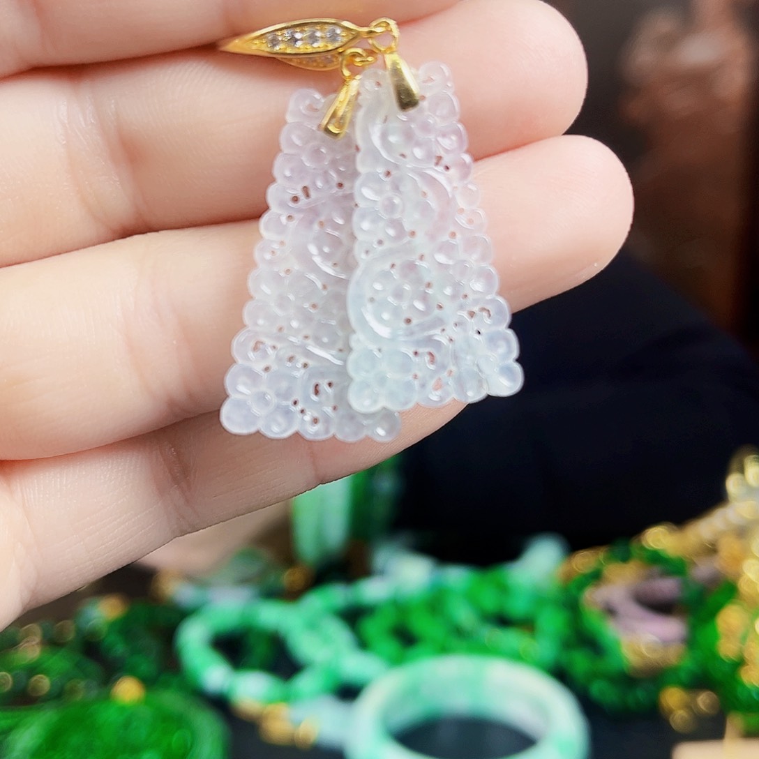 翡翠颈饰未镶嵌耳饰