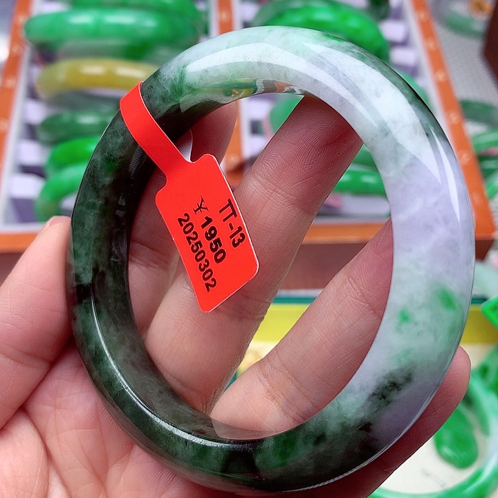 翡翠手镯未镶嵌翡翠