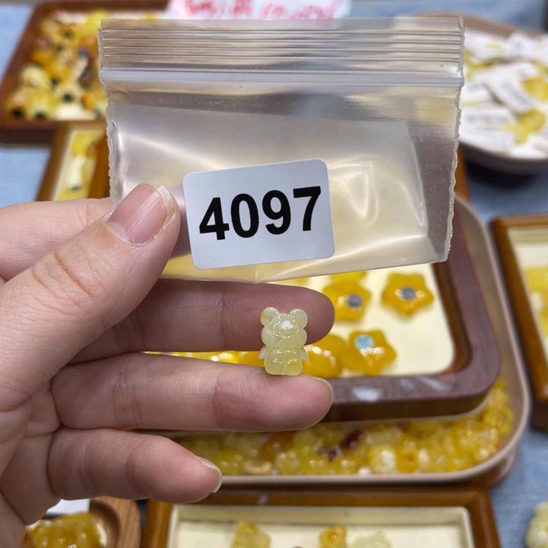 琥珀珠宝奇石未镶嵌