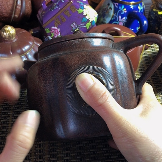 紫砂茶壶原矿泥料手工制作的紫砂壶。