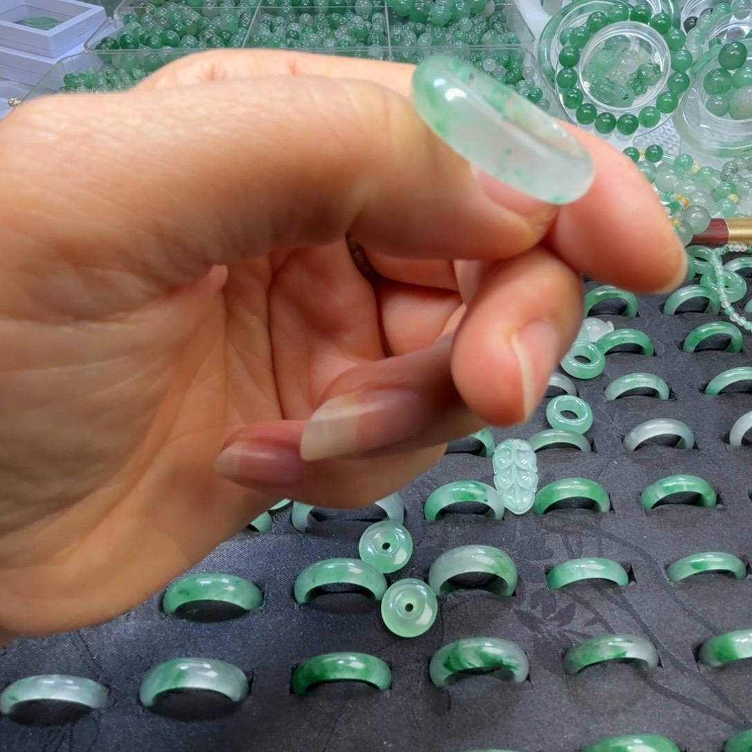 石英质玉（非洲翠）未镶嵌戒指  珠子  手镯戒指微瑕