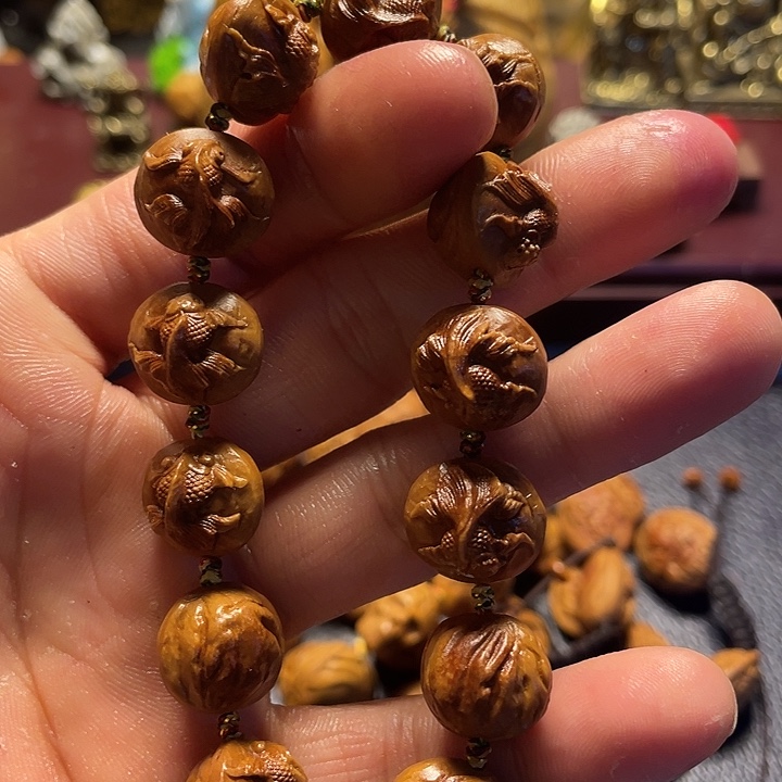 龙纹桃核雕刻金鱼