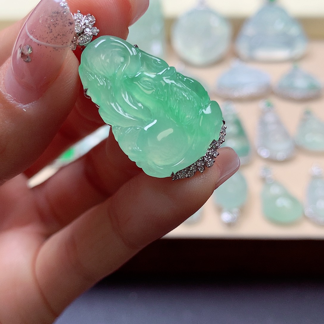 翡翠颈饰18K金镶嵌常***右翡翠