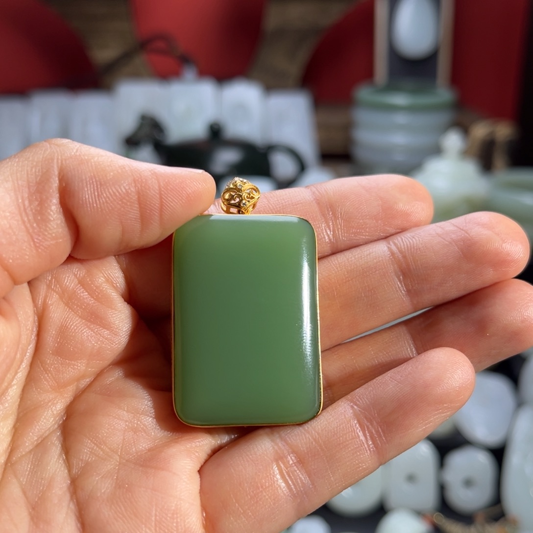 和田玉吊坠(不含链)18K金镶嵌b****u