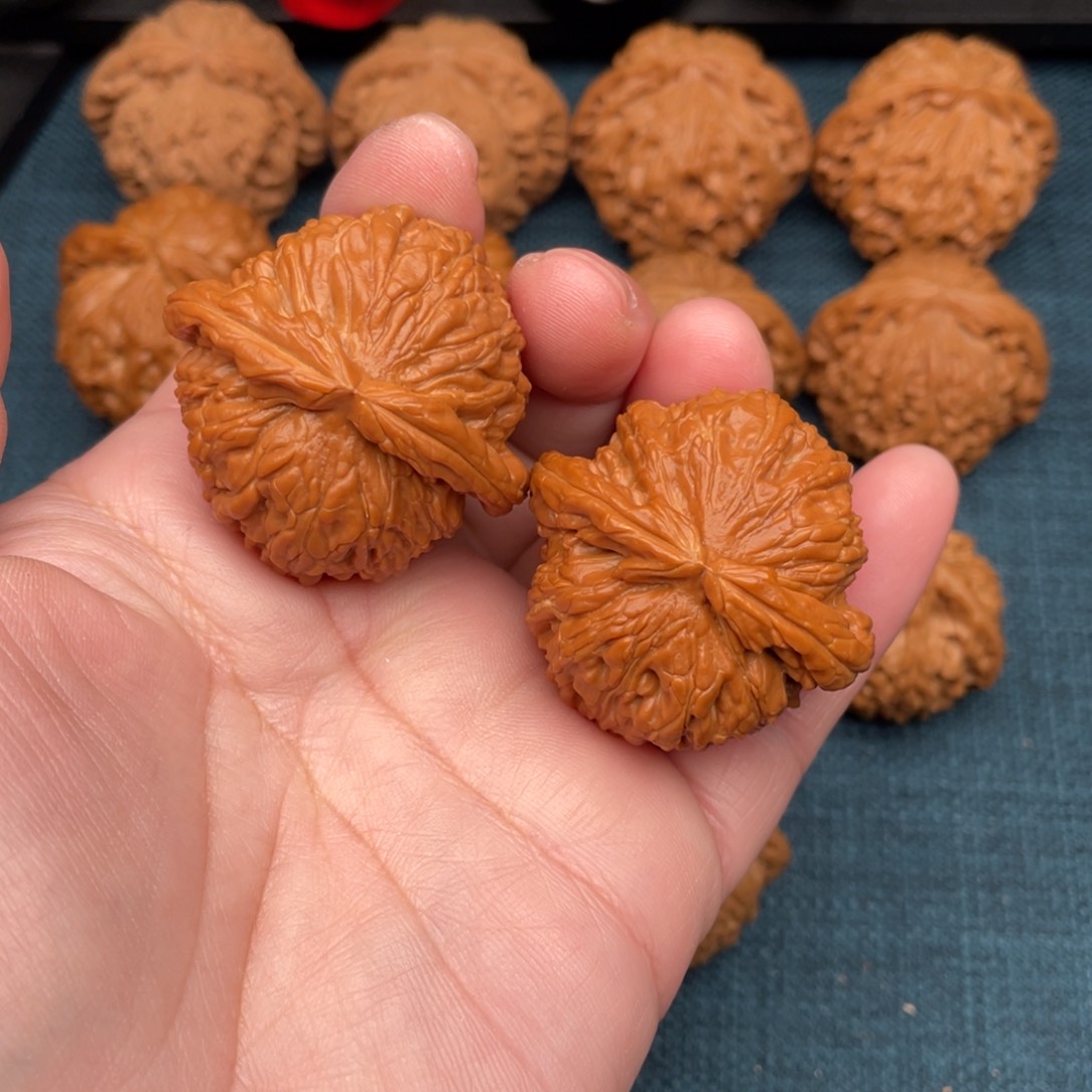 文玩核桃把件全品红皮白狮子41