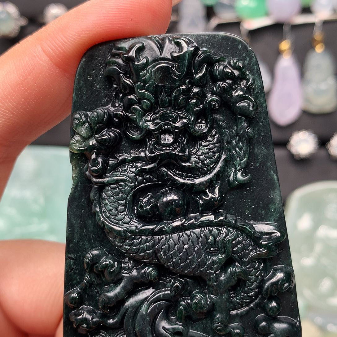 翡翠未镶嵌颈饰墨翠龙牌