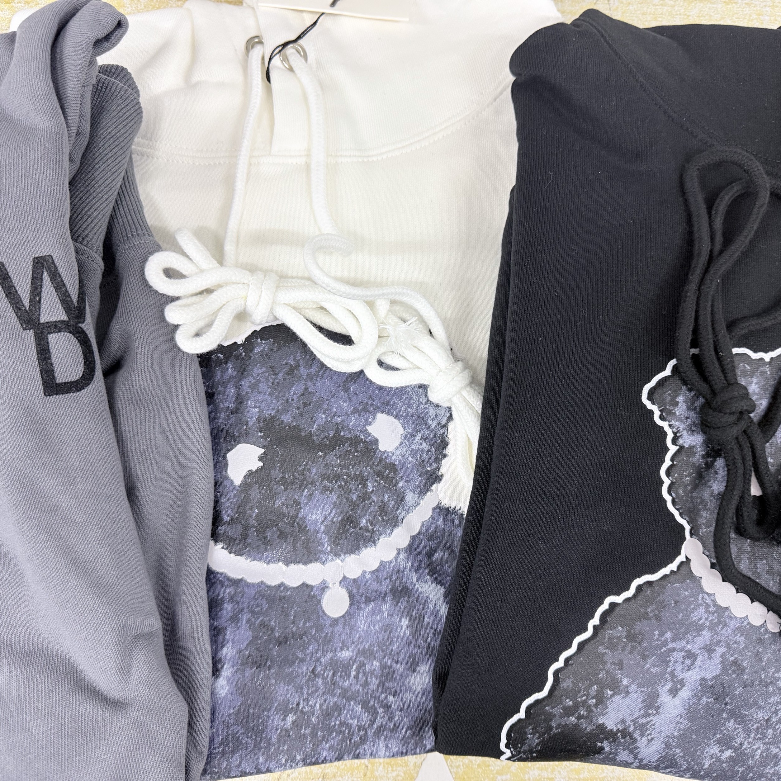 小熊三色潮流连帽卫衣