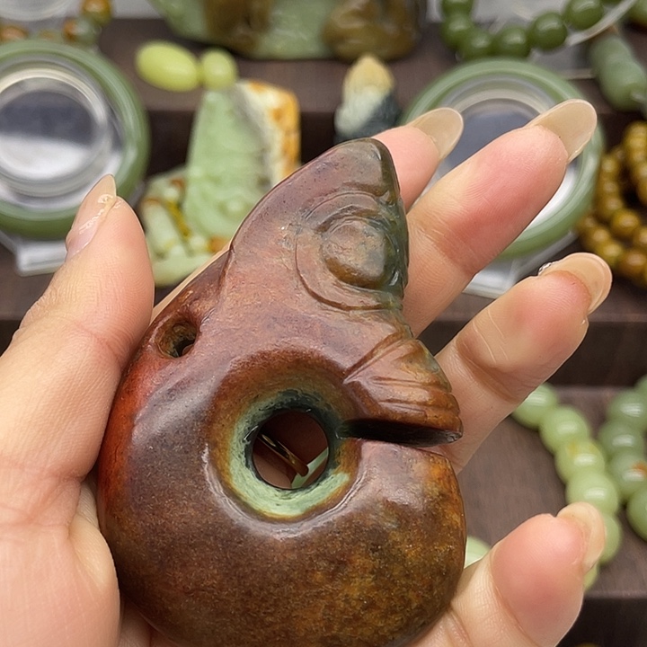 朝***拾透闪石质玉未镶嵌把件