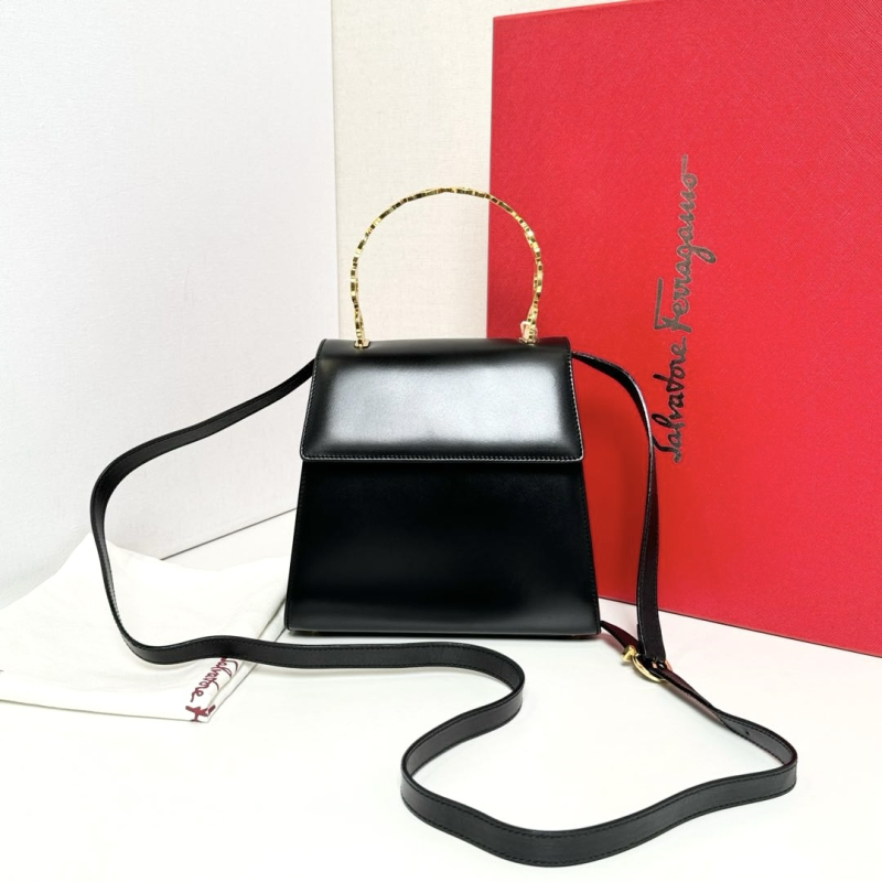 95新 FERRAGAMO/菲拉格慕 98新黑金满logo小号Kelly|S15790057