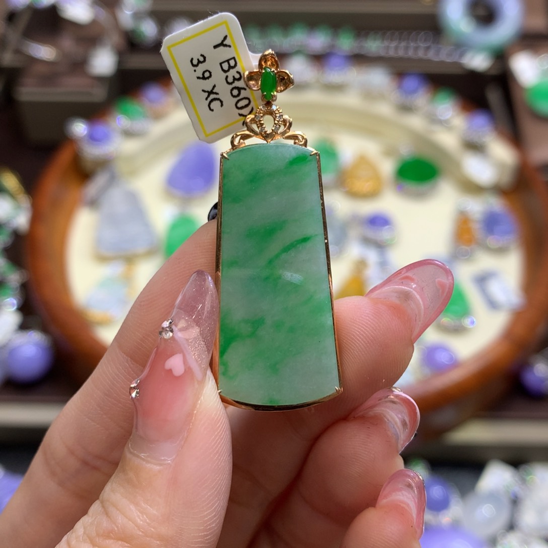 翡翠颈饰18K金镶嵌翡翠