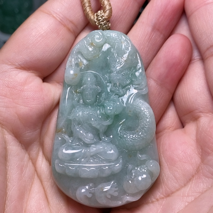 【闪购商品】翡翠未镶嵌颈饰。