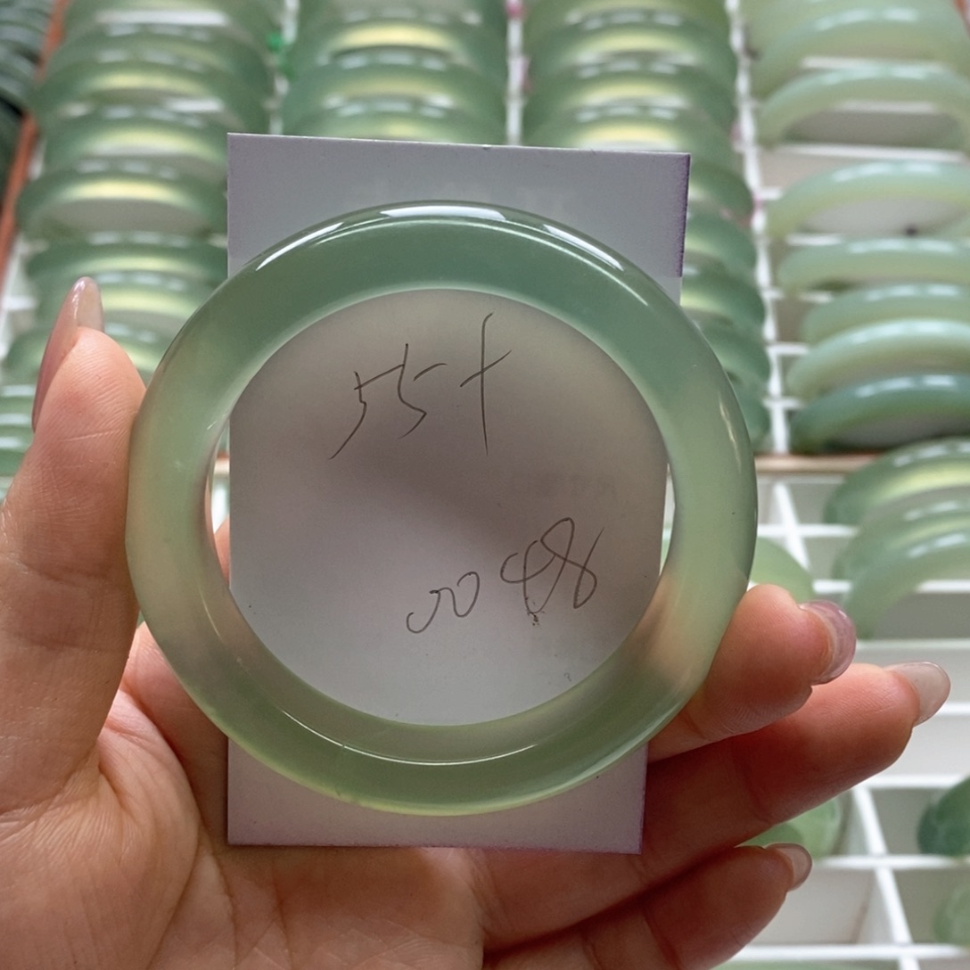 岫玉手镯未镶嵌如*?