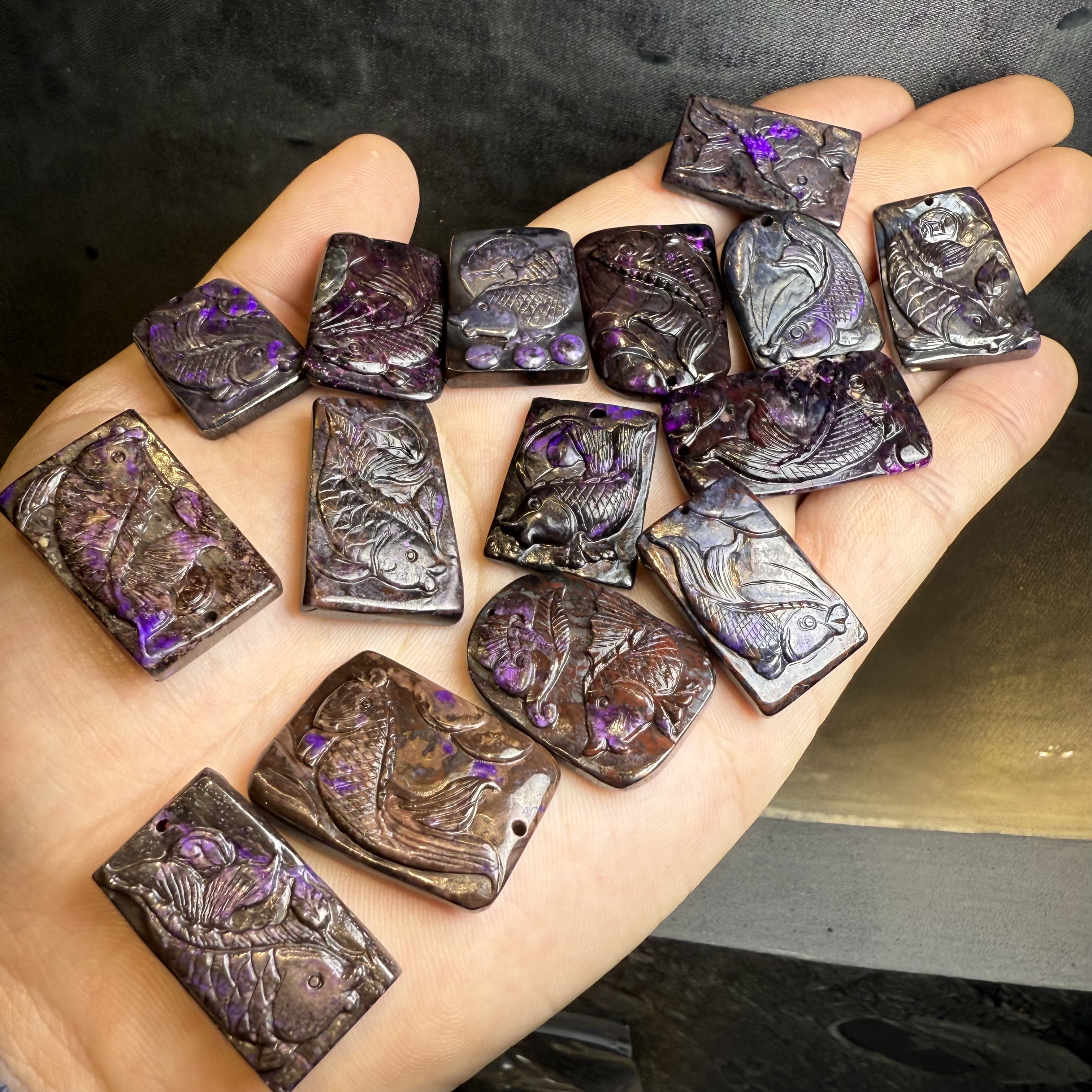 【皇后甄选】F009 舒俱来雕刻年年有余吊坠-多样性发其一