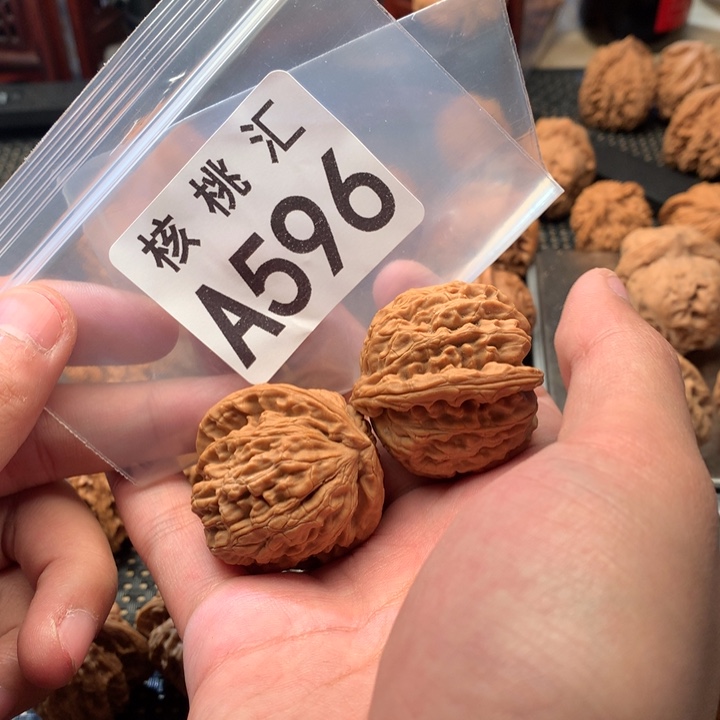 文玩核桃吊坠白狮子