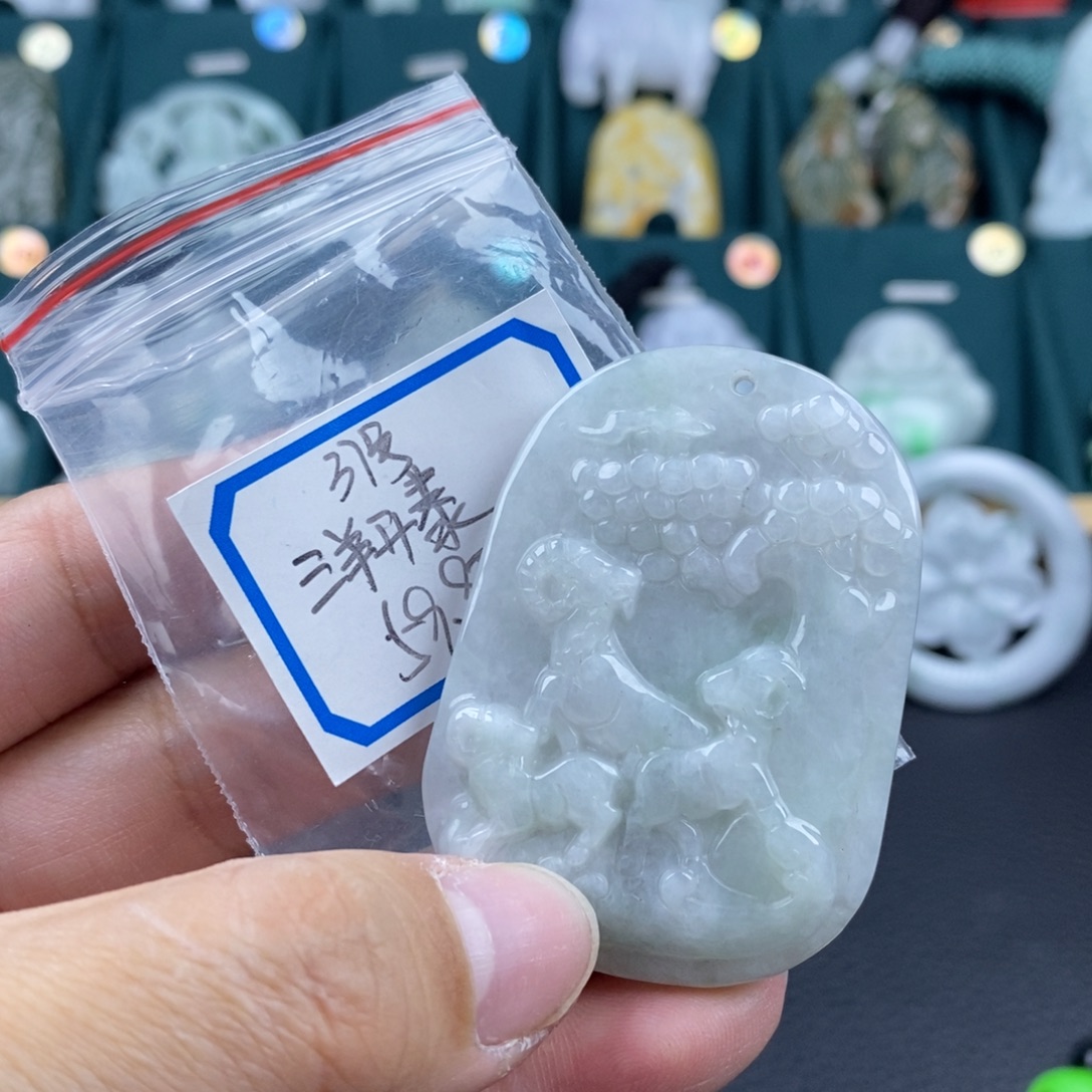 翡翠未镶嵌颈饰三阳开泰