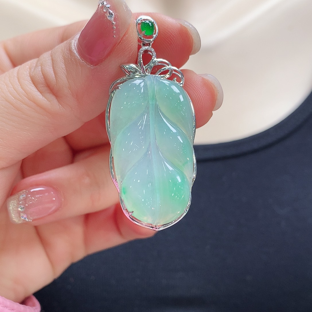 翡翠颈饰18K金镶嵌叶子