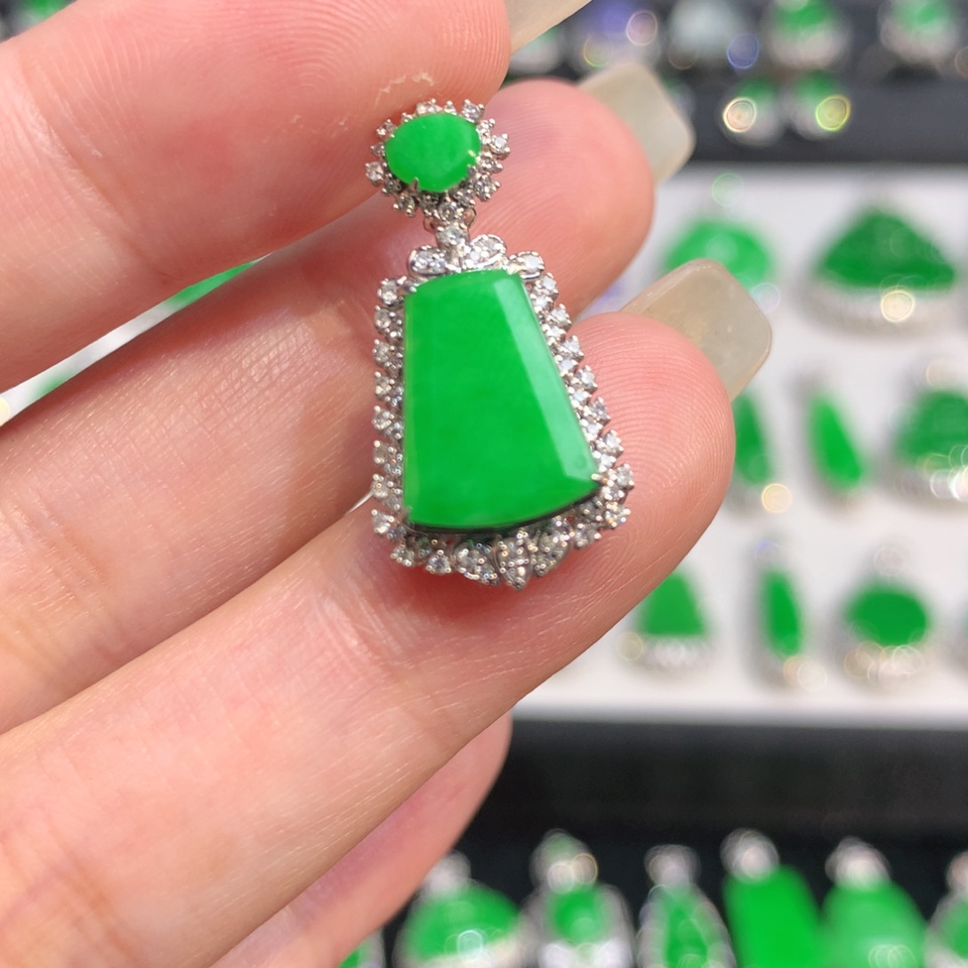 翡翠18K金镶嵌颈饰