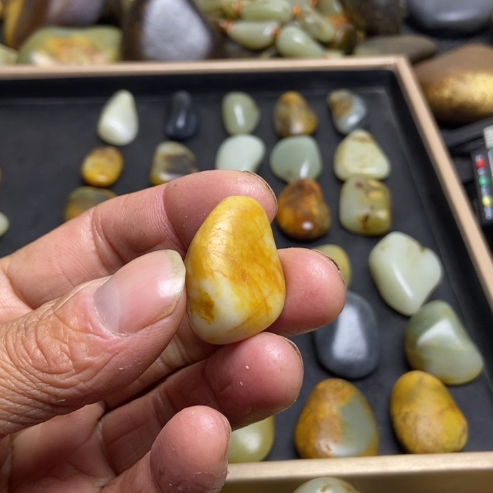 财***亿和田玉（糖玉）未镶嵌珠宝奇石