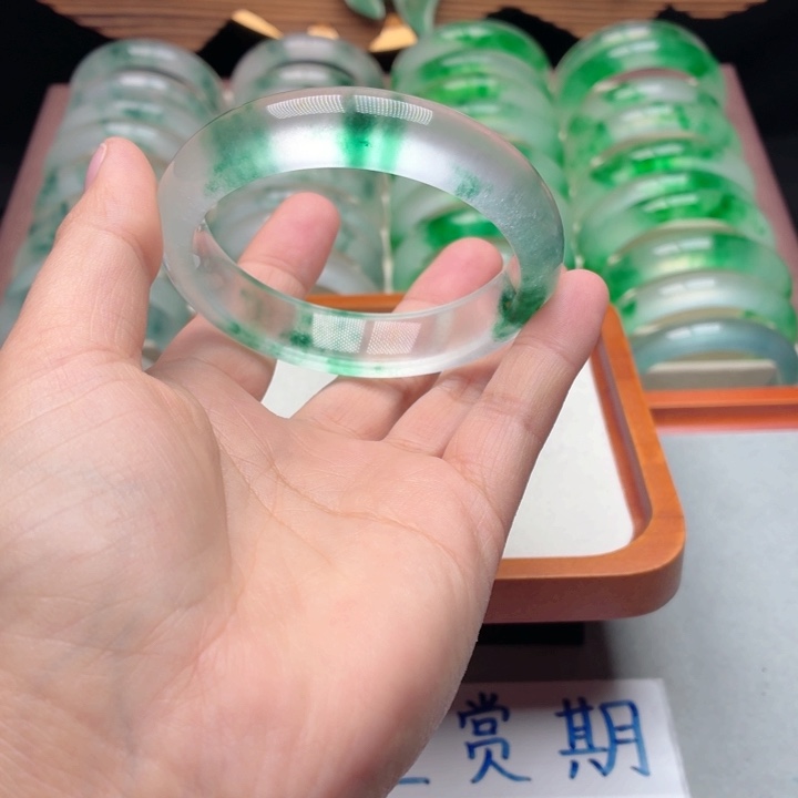 已***陌石英质玉未镶嵌手镯