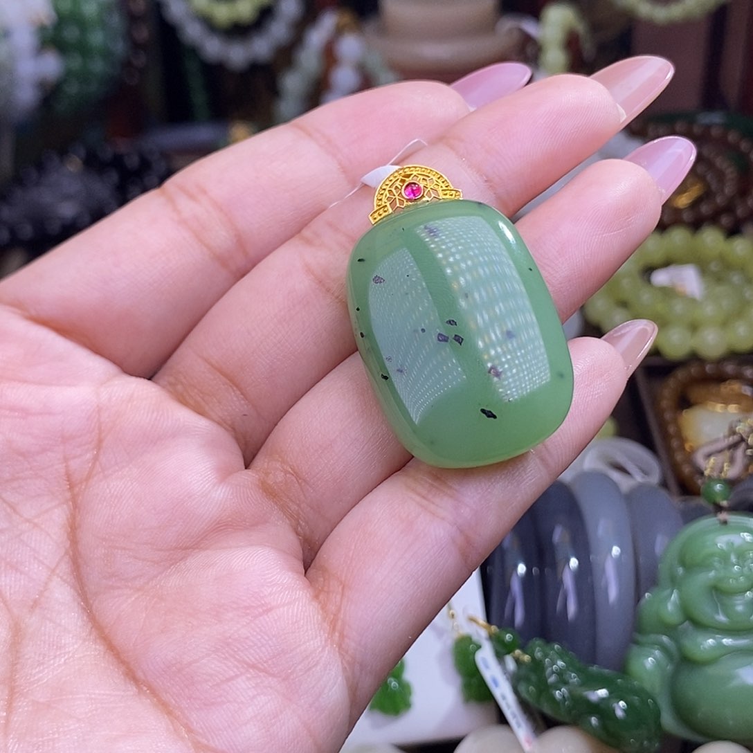 和田玉未镶嵌颈饰乌兰海猕猴桃苹果绿金镶无事牌