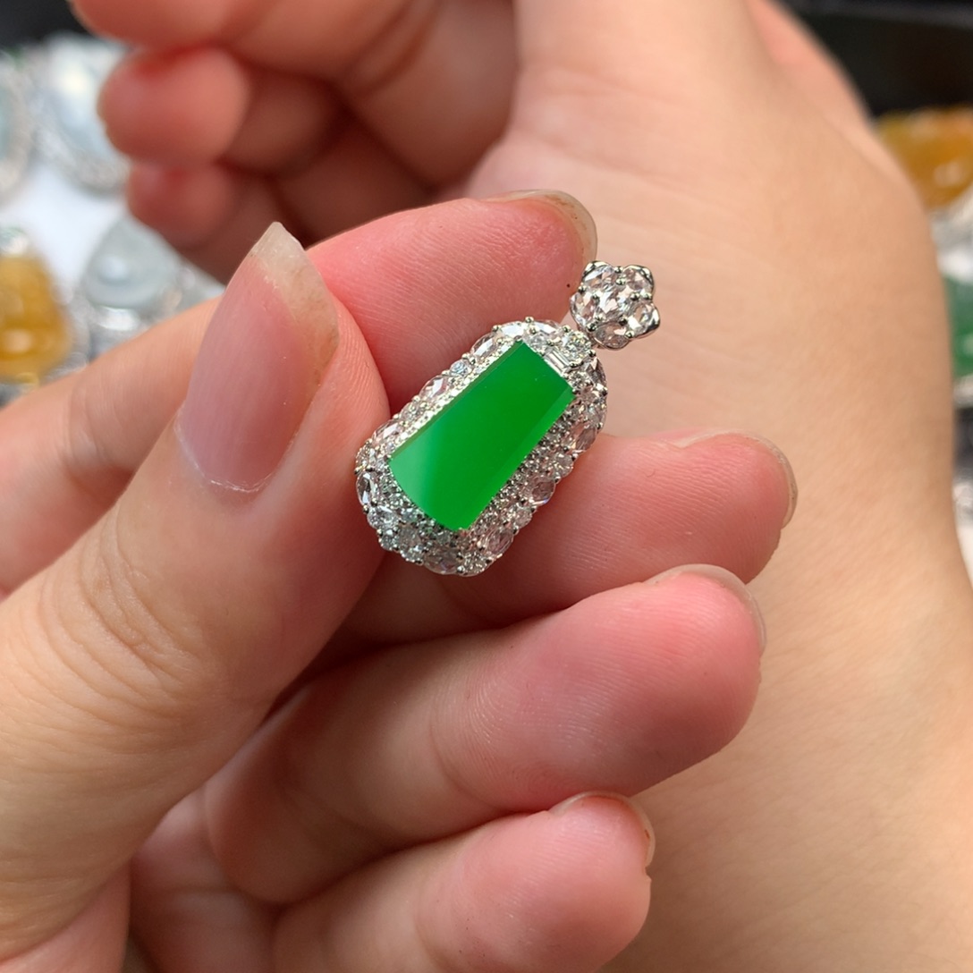 翡翠18K金镶嵌颈饰绿无事牌