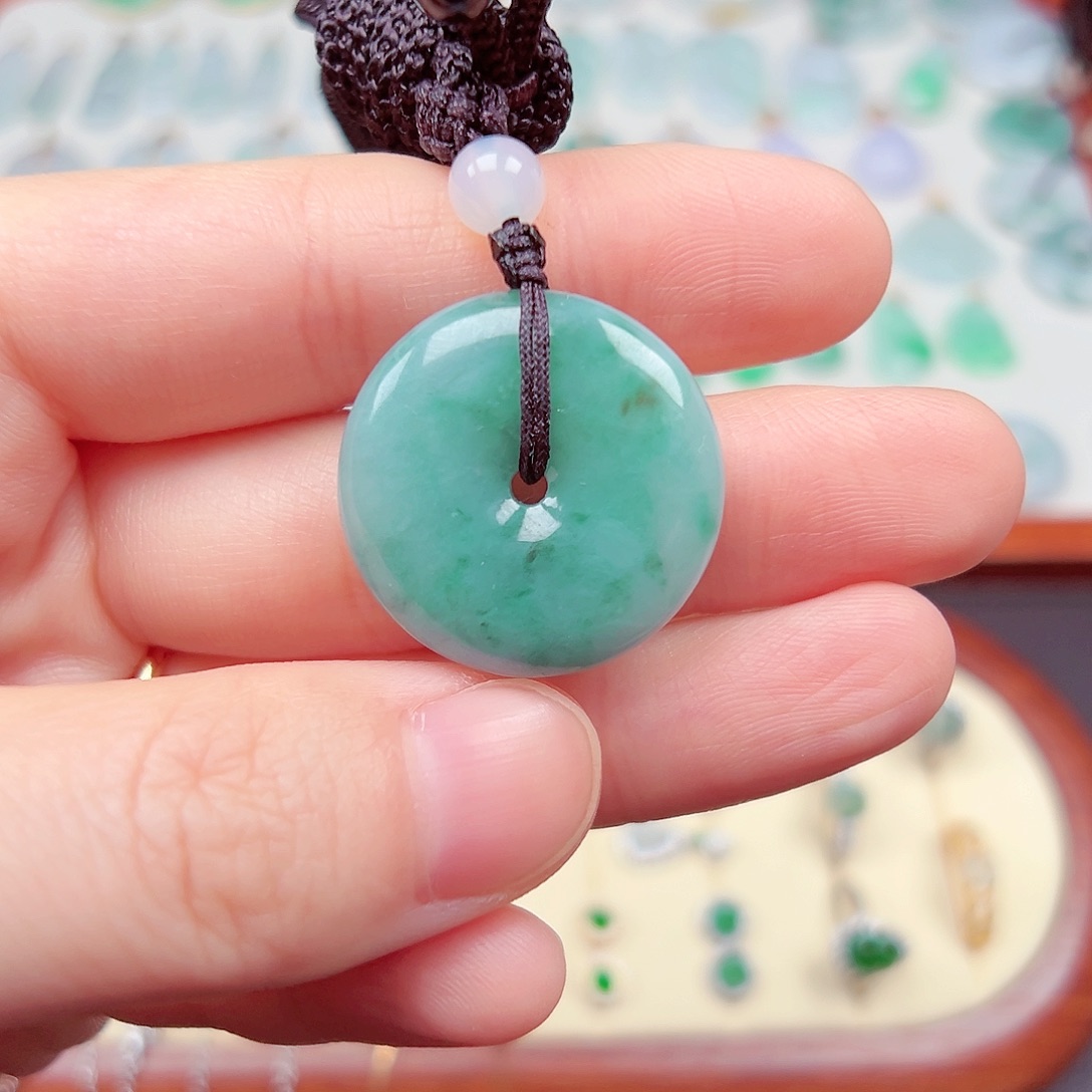 翡翠颈饰未镶嵌平安扣