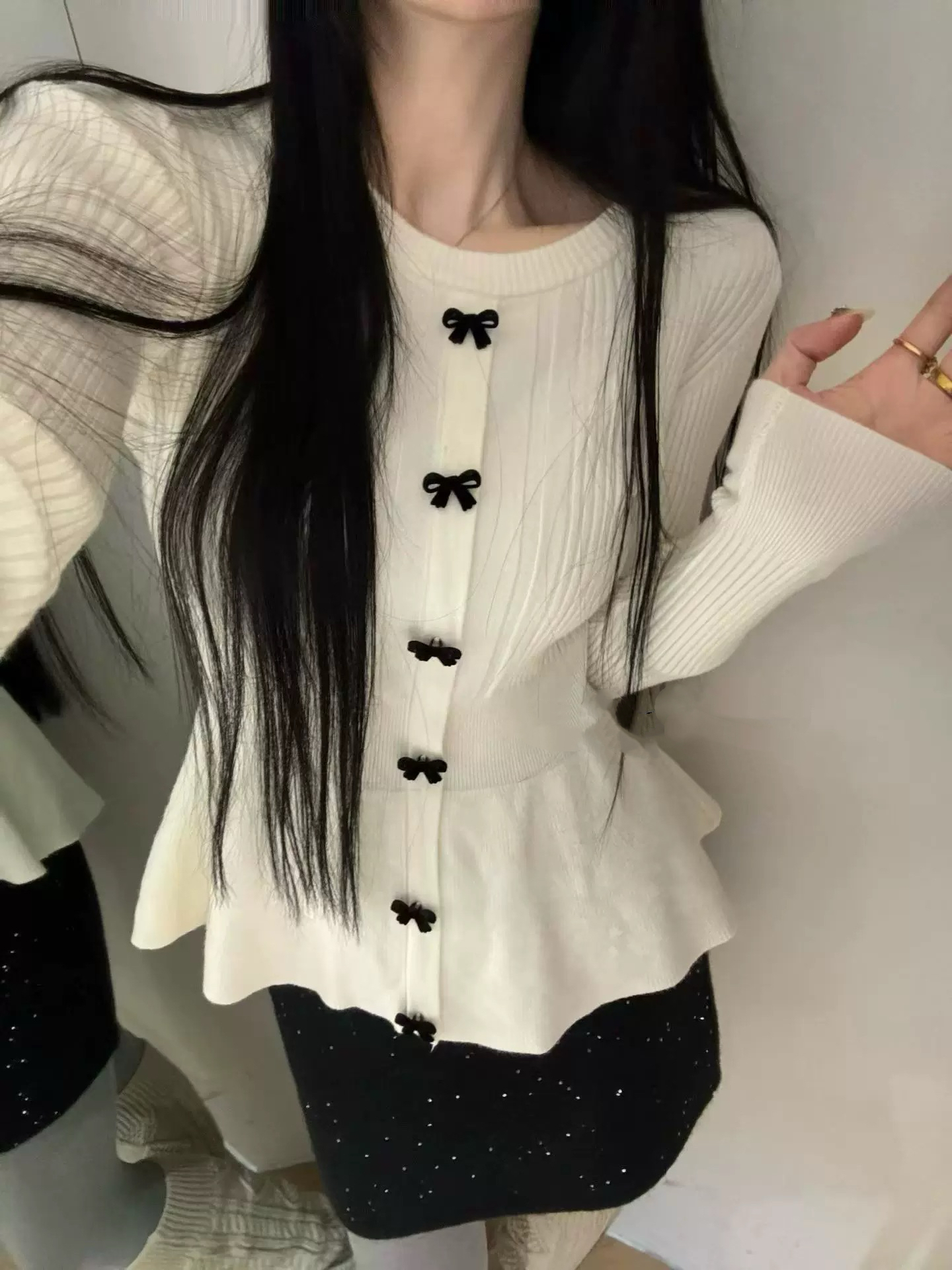 8975三色重磅质感单排扣下摆花边设上衣