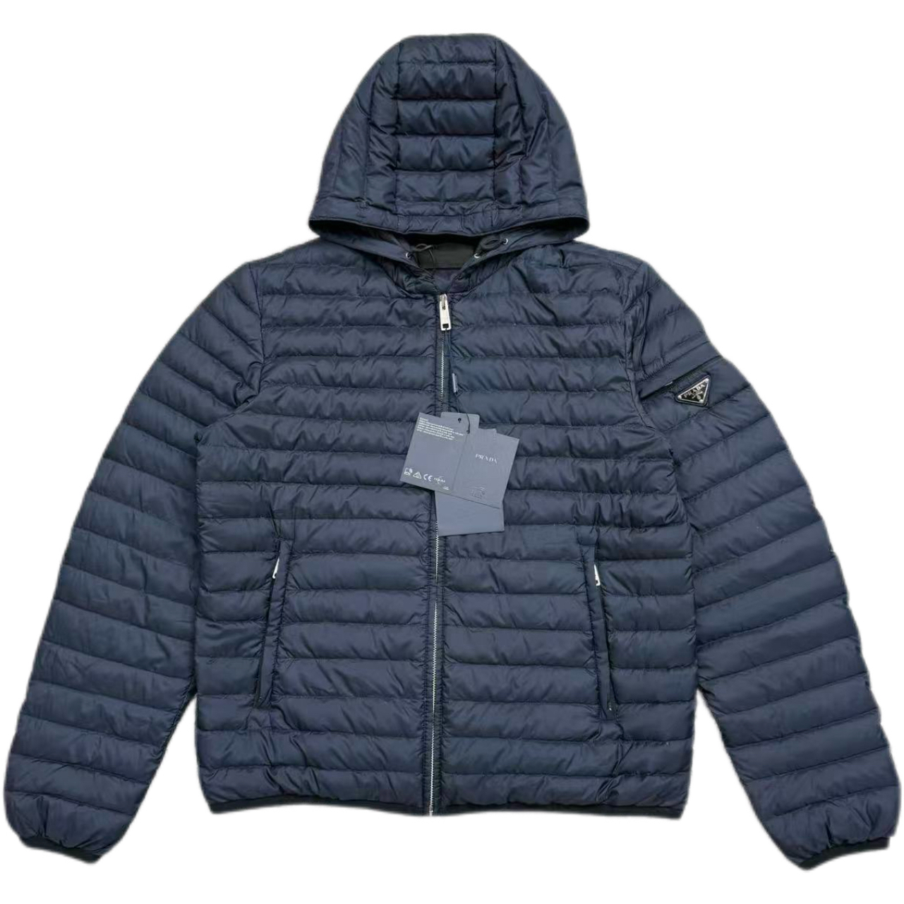 未使用 Prada/普拉达 藏青色三角钢标薄款连帽羽绒服50码