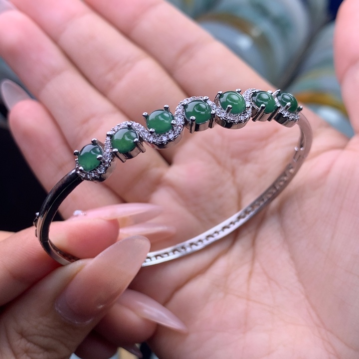 翡翠未镶嵌挂件手镯