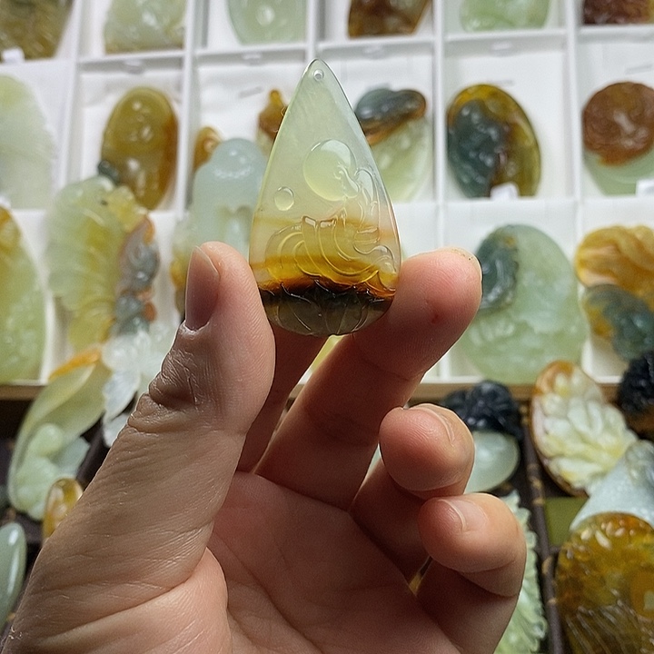 蛇纹石玉未镶嵌颈饰