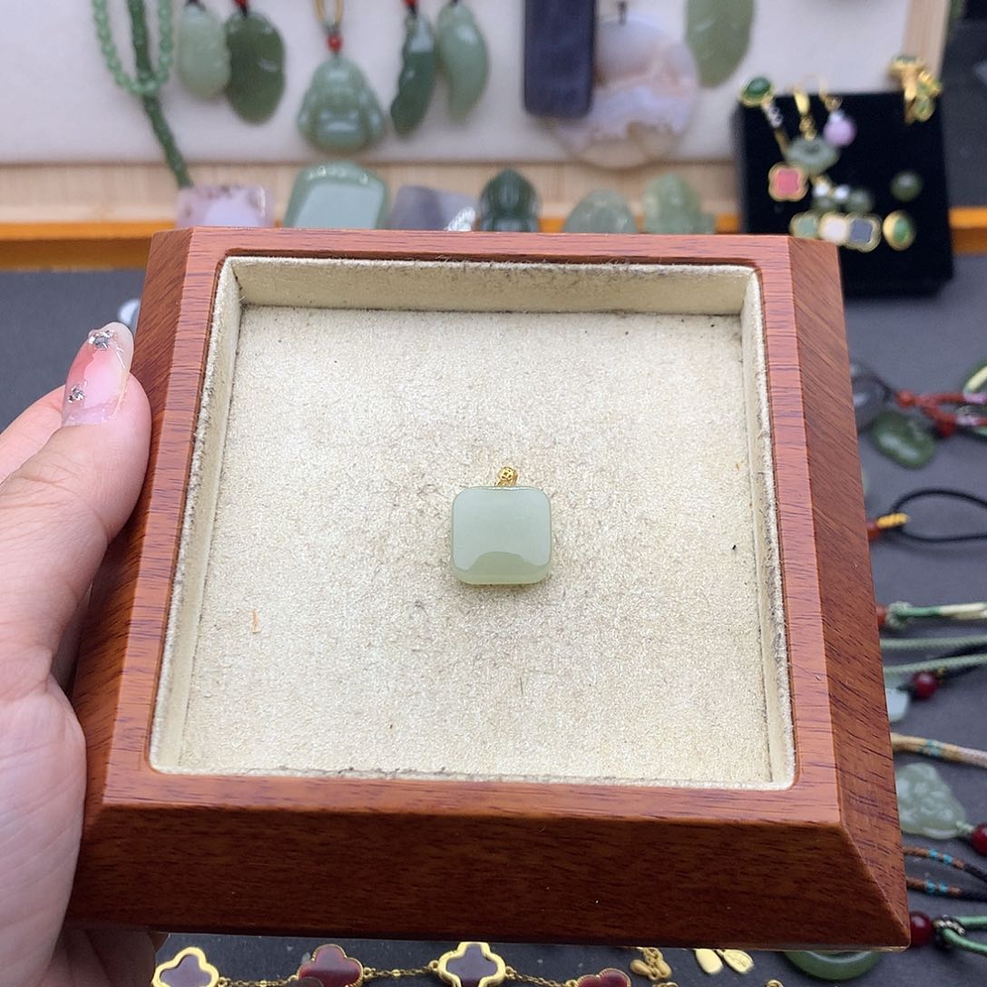 和田玉吊坠(不含链)18K金镶嵌