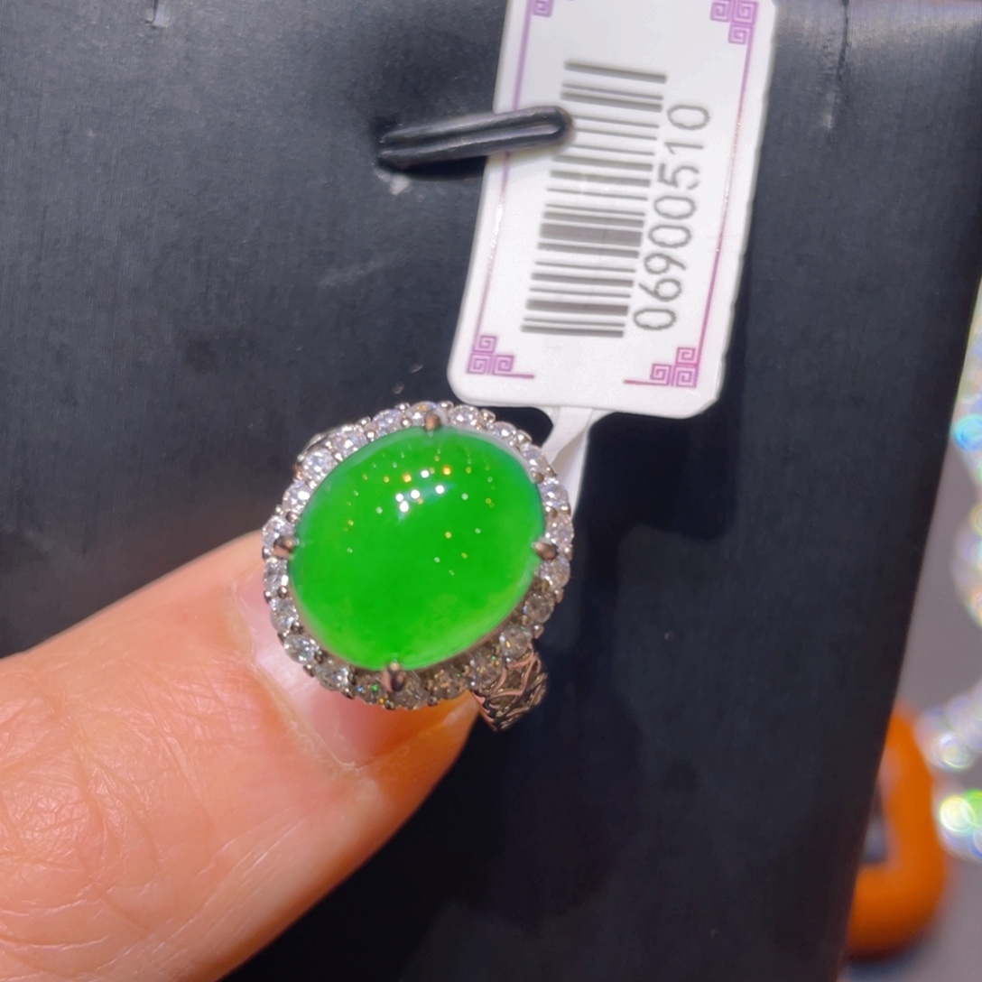 翡翠未镶嵌颈饰戒指