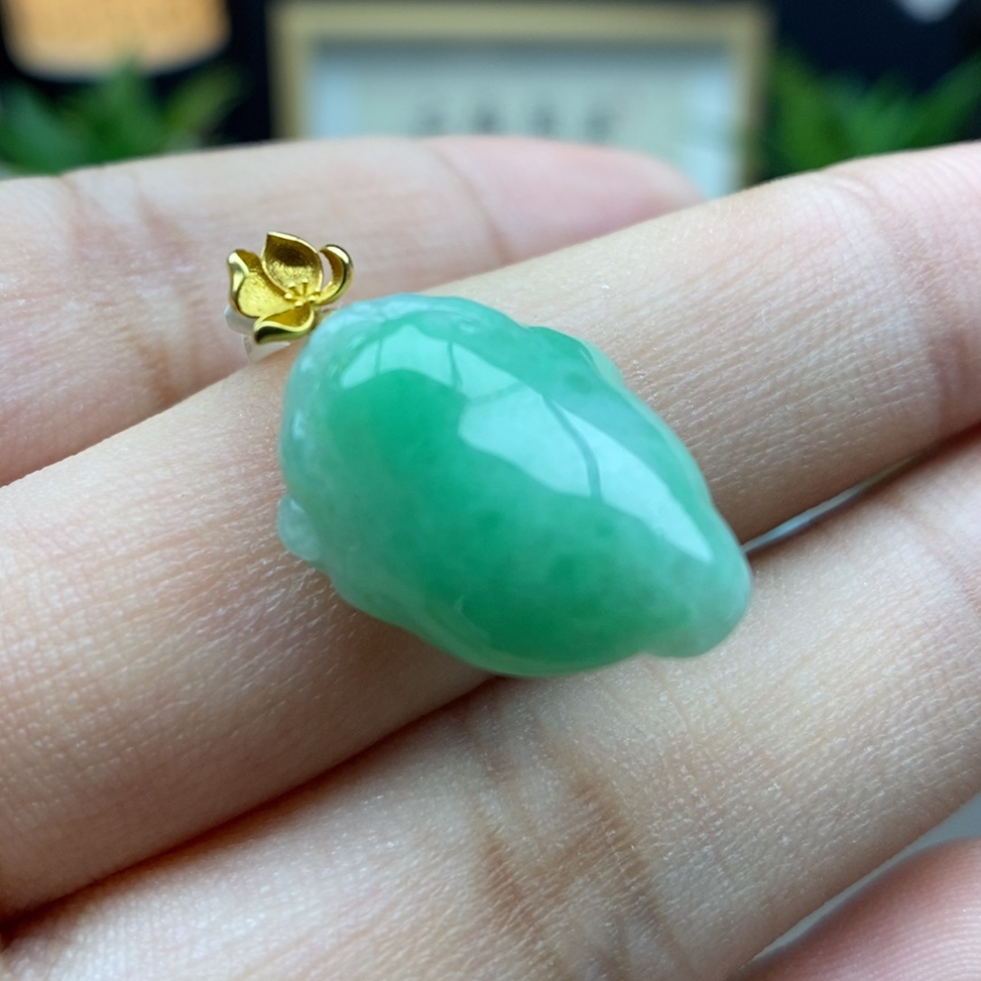 翡翠18K金镶嵌颈饰吊坠