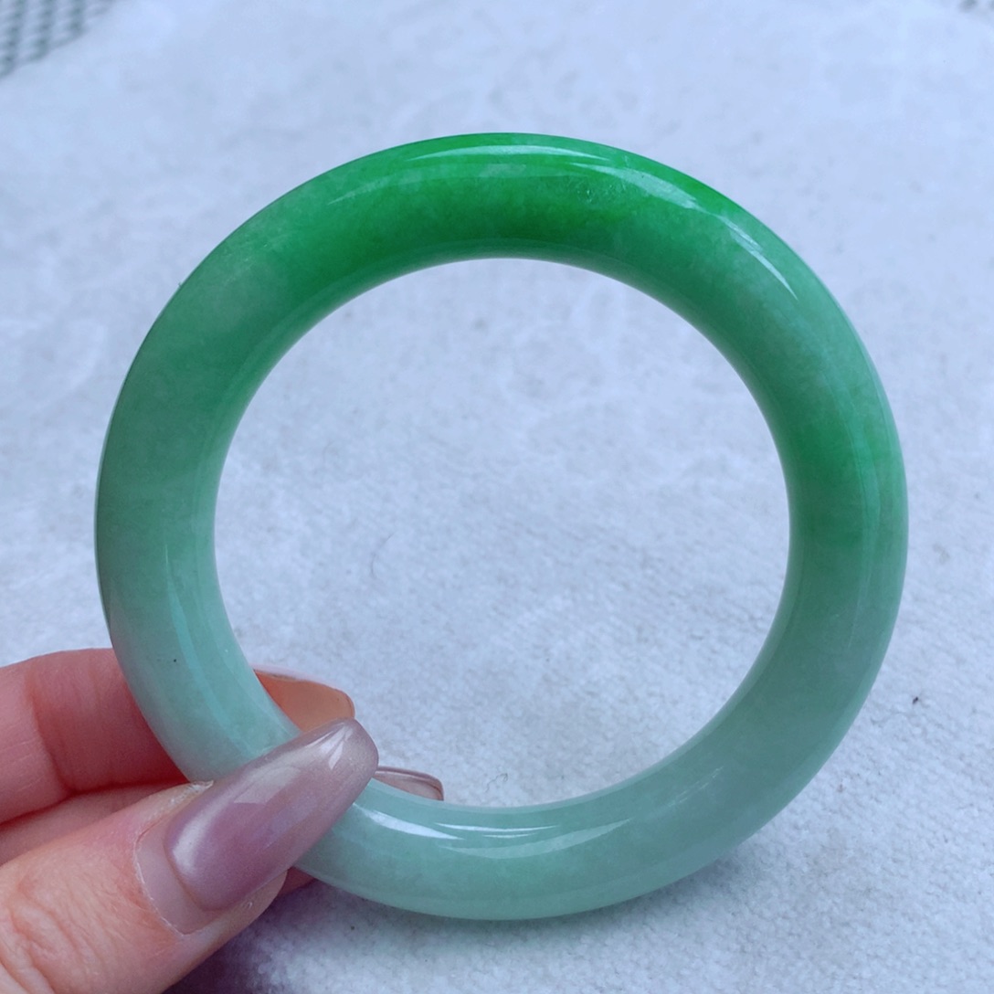 翡翠手镯未镶嵌翡翠