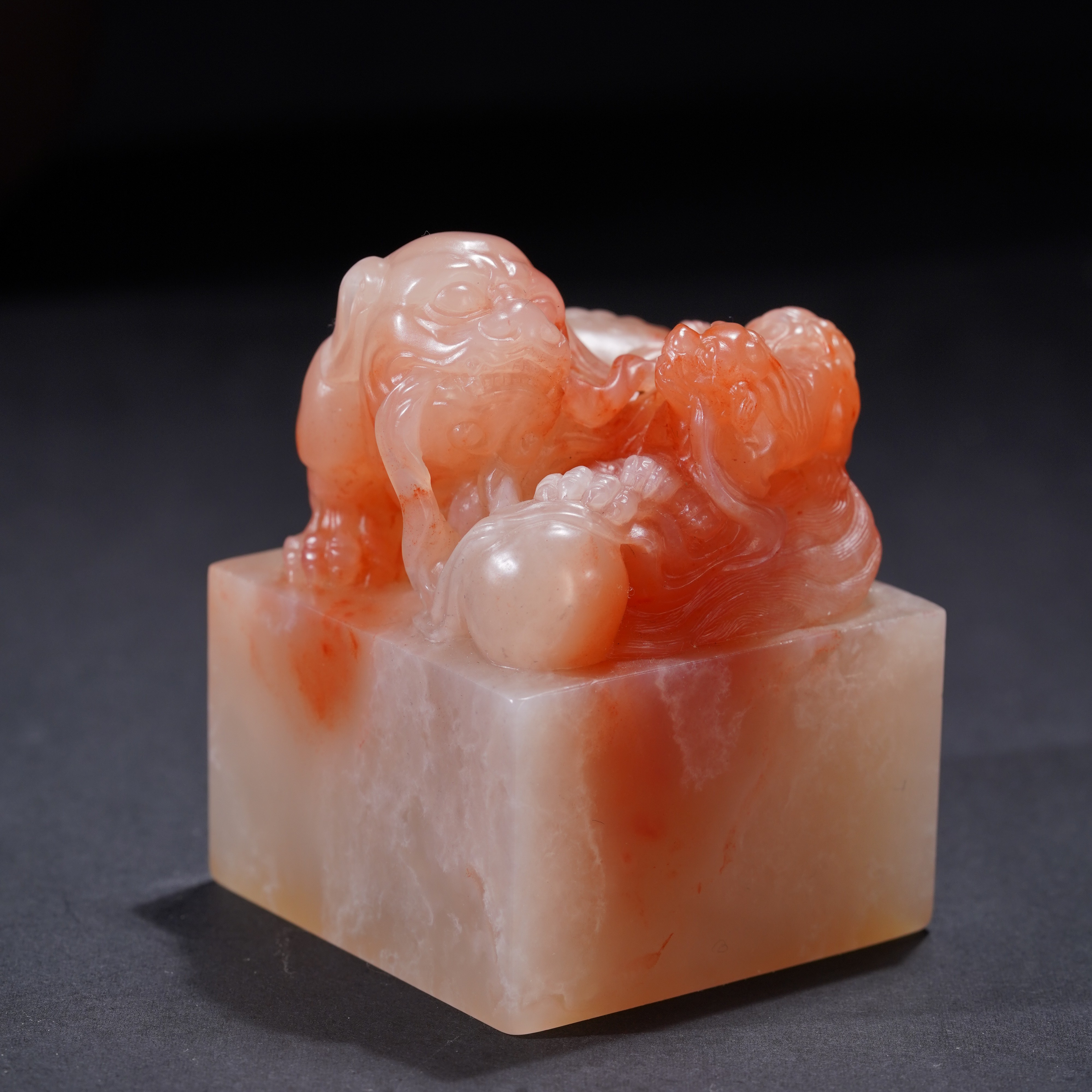 郑幼林雕刻艺术馆《太狮少狮》作者艺术馆。老挝  尺寸：5.5*5.5*7.0