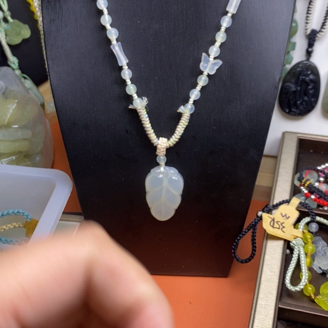 蛇纹石玉未镶嵌颈饰