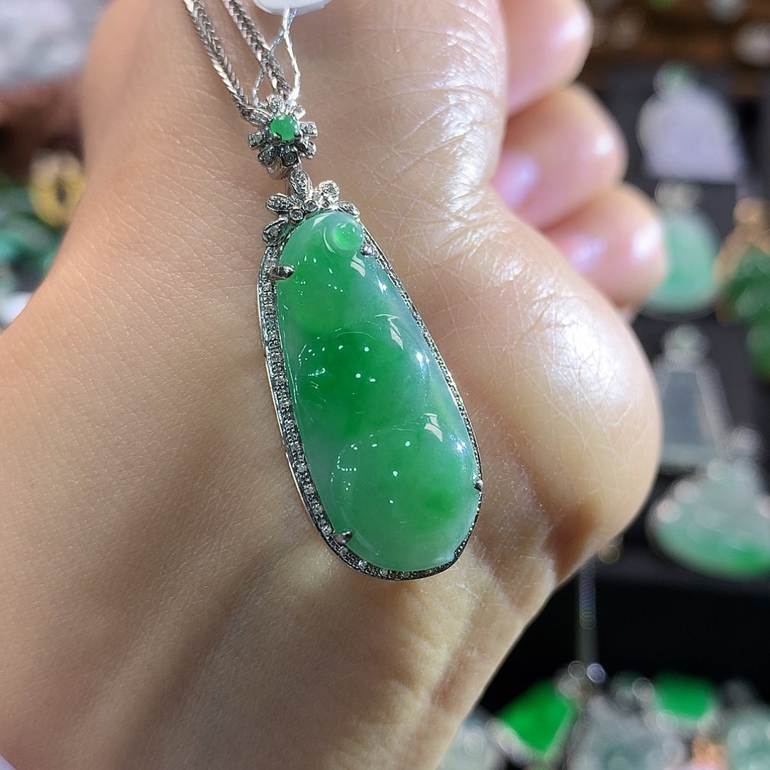 翡翠颈饰18K金镶嵌绿豆