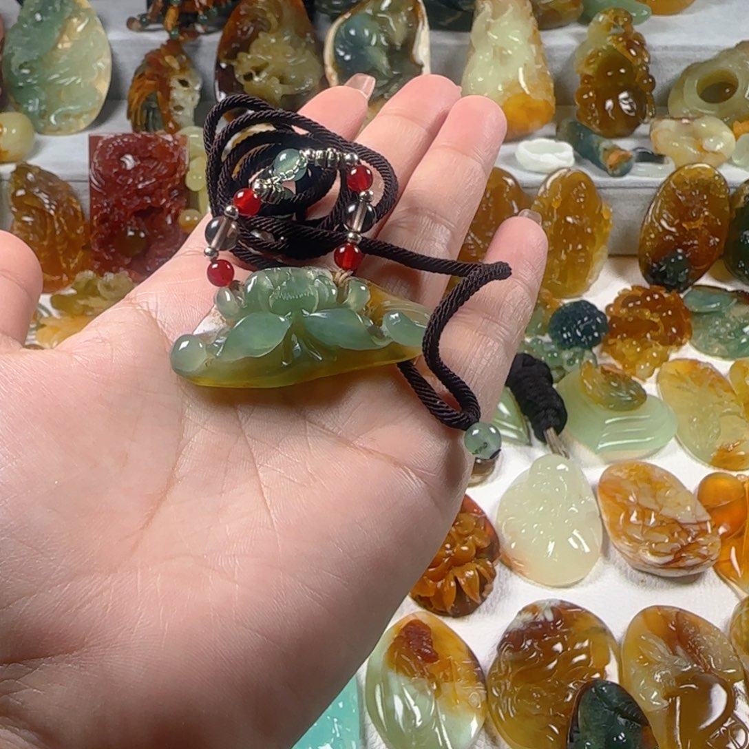 蛇纹石玉颈饰未镶嵌